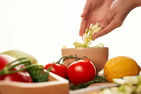Нарезка свежих овощей на кухне — здоровая пища