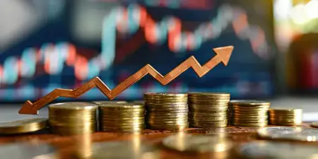 Концепция финансового роста: стопки золотых монет, стрелка, направленная вверх, и график акций на столе