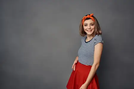 Женщина в полосатой футболке позирует, воплощая моду, лето и стиль жизни