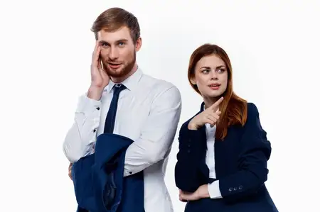 Мужчина и женщина, коллеги по работе, официальные лица в профессиональном офисе