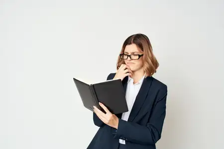 Женщина позирует на фоне офисного освещения, демонстрируя эмоции
