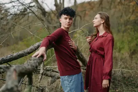 Приглушённая осенняя палитра, расслабленная атмосфера, задумчивые выражения лиц и правдоподобное взаимодействие передают эмоциональную честность, контекст окружения и вневременное повествование для…