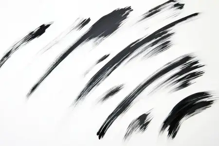 Динамичные абстрактные черные мазки кисти на резком белом фоне, идеально подходящие для художественных тем, творческих проектов и современного дизайна