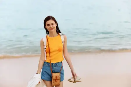 Женщина улыбается, показывая зубы, после купания в океане