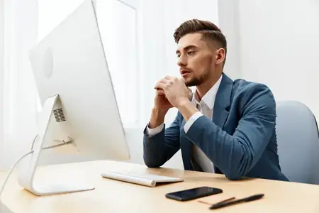 Мужчина в костюме сидит за компьютером, работая, босс, изолированный фон