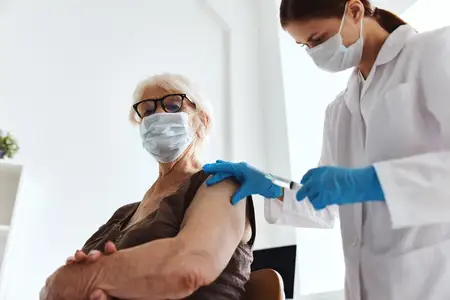 Больничный пациент с паспортом COVID-19 и инъекцией лекарства
