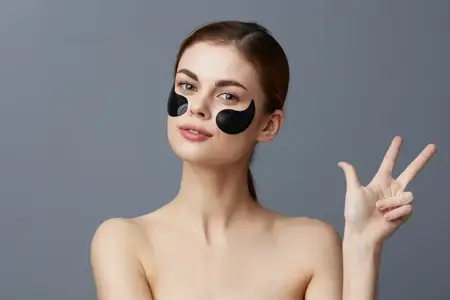 Женщина с патчами на лице, чистая кожа, здоровье, омоложение, крупный план