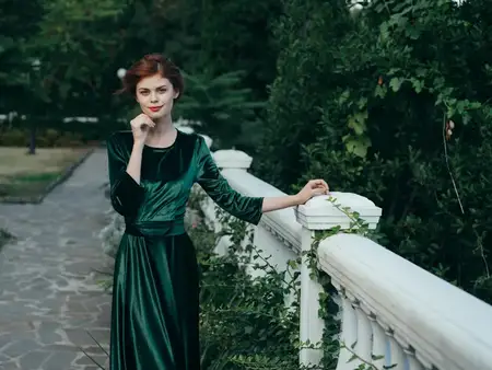 Красивая гламурная женщина в зеленом платье, элегантный стиль, природа, роскошь
