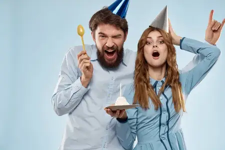 Вечеринка: мужчина и женщина, именинный торт, корпоративное веселье на синем фоне