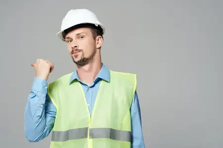 Мужчина в рабочей форме на строительных работах на изолированном фоне