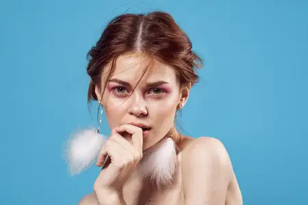 Женщина с обнаженными плечами, серия «Мех», модная крупным планом