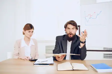 Деловой мужчина и женщина в офисе: работа, эмоции, общение, проблемы