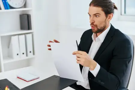 Бизнесмены в офисе за работой с синей папкой для документов, образ жизни