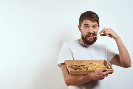 Мужчина с деревянным подносом, картофель фри и гамбургер, фастфуд, калории, модель, белая футболка