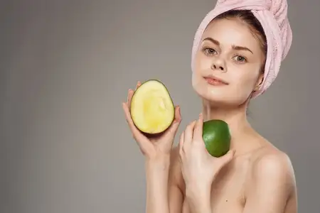 Симпатичная женщина с обнаженными плечами, спа-процедуры, фрукт манго, обрезанный вид