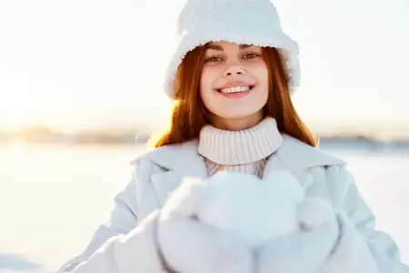 Молодая женщина зимой в снегу, позирует на природе, отдых, свежий воздух