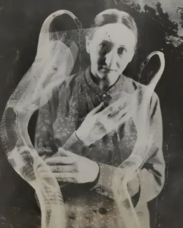 Женщина, держащая большого осьминога, на черно-белой фотографии