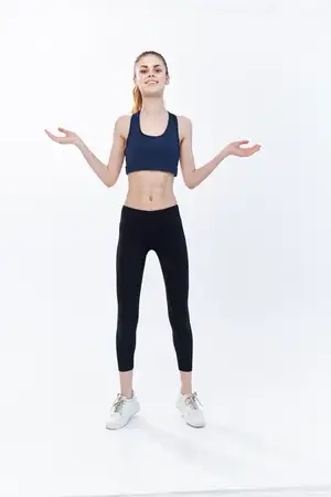 Спортивная стройная женщина, излучающая энергию, занимается кардио-тренировкой