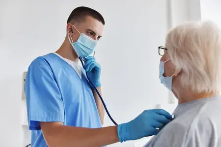 Врач и пациент с вакцинным паспортом, тема здравоохранения