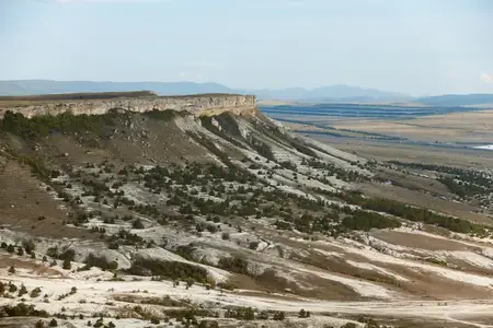 Ясное голубое небо с редкими облаками в середине дня