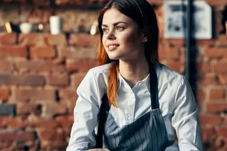 Женщина-официантка подает чашку кофе в ресторане, стиль жизни