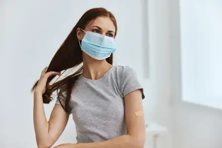 На руке у него пластырь, он в медицинской маске и с вакцинным паспортом — здравоохранение