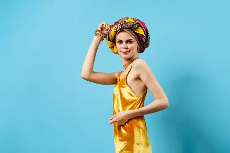 Симпатичная женщина в разноцветной шали, этнический африканский стиль, украшения на изолированном фоне