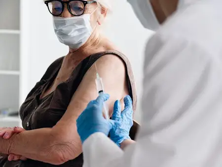 Врач и пациент: инъекция вакцинации от COVID-19, паспорт вакцинации