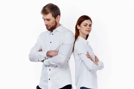 Мужчина в белой рубашке и красивая женщина общаются