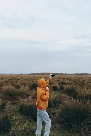 Женщина на открытом воздухе в поле, ведущая активный образ жизни