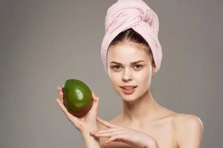 Красивая женщина с обнаженными плечами и манго