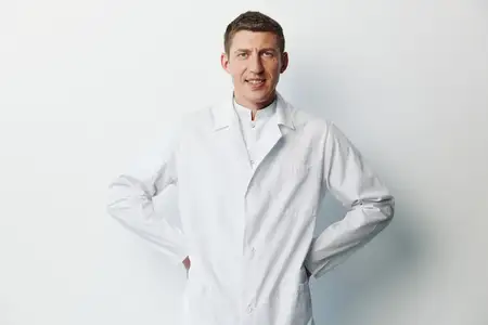 Мужчина в пространстве, излучающий счастье и зрелость
