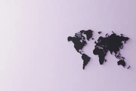 Стильный черный силуэт карты мира на мягком пастельном фоне