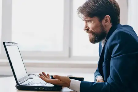 Бизнесмены работают за ноутбуком в офисе, эмоции, интернет-технологии