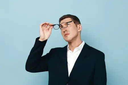 Мужчина, студент, в рубашке