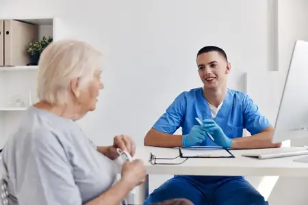 Пациент проходит обследование в больнице, в медицинском кабинете