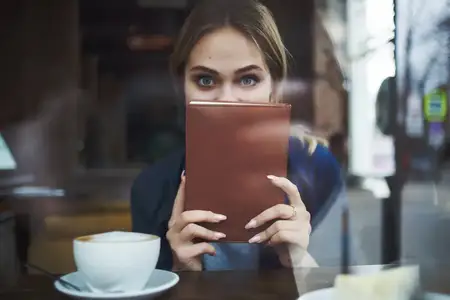 Красивая женщина с чашкой кофе в кафе, перекус, завтрак