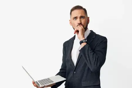 Сцена запечатлевает уверенное, спокойное отношение руководителя, когда профессионал анализирует данные, планирует следующие шаги и передает стратегическое намерение на ярком изолированном фоне