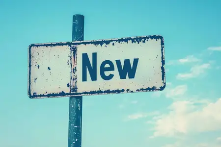 Вывеска в винтажном стиле со словом «New» на фоне ясного голубого неба, символизирующая свежесть, перемены и оптимизм, идеально подходит для различных творческих проектов и сезонных тем