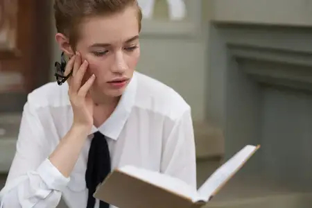 Привлекательная женщина с книгой в руках на открытом воздухе, читает, общается