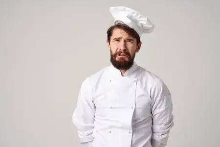 Бородатый мужчина в рабочей форме, профессия, кухня, студийная поза