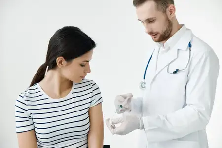 Мужчина делает инъекцию в плечо пациенту, вакцинация, здоровье