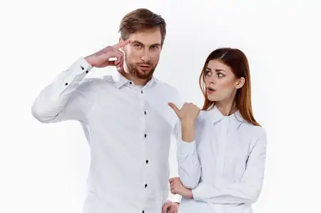 Весёлые сотрудники жестикулируют руками на светлом фоне, рубашка, общение