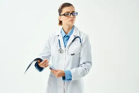 Женщина-врач в белом халате занимается медицинской диагностикой здоровья