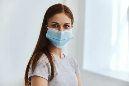 Женщина-пациентка в медицинской маске в больнице, защита