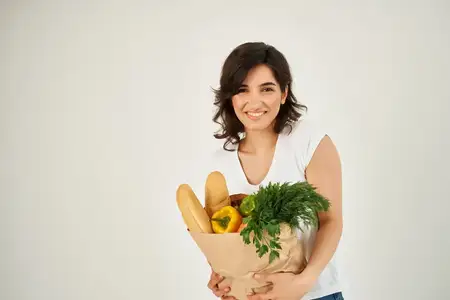 Женщина с пакетом продуктов из супермаркета, служба доставки