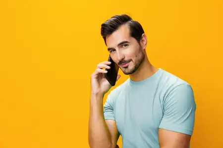 Мужчина с телефоном в студии