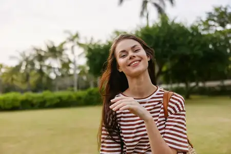 Женщина идет, радость, улыбается, тишина, активная, беззаботная, девушка, лето, улыбка, черная, красивая, свобода, молодая, лицо, футболка, парк, здоровый образ жизни, наслаждается, сумка