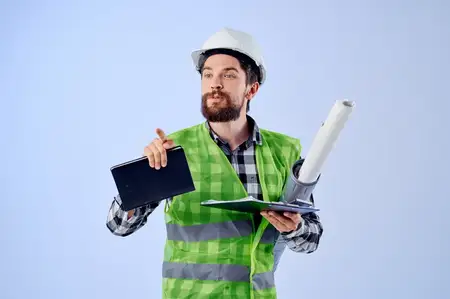 Инженер с документами и чертежами на изолированном фоне