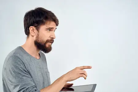 Мужчина с планшетом в руке, интернет-технологии, коммуникация, серая куртка, светлый фон